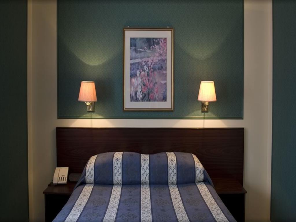 The Falcon Hotel Farnborough  Buitenkant foto
